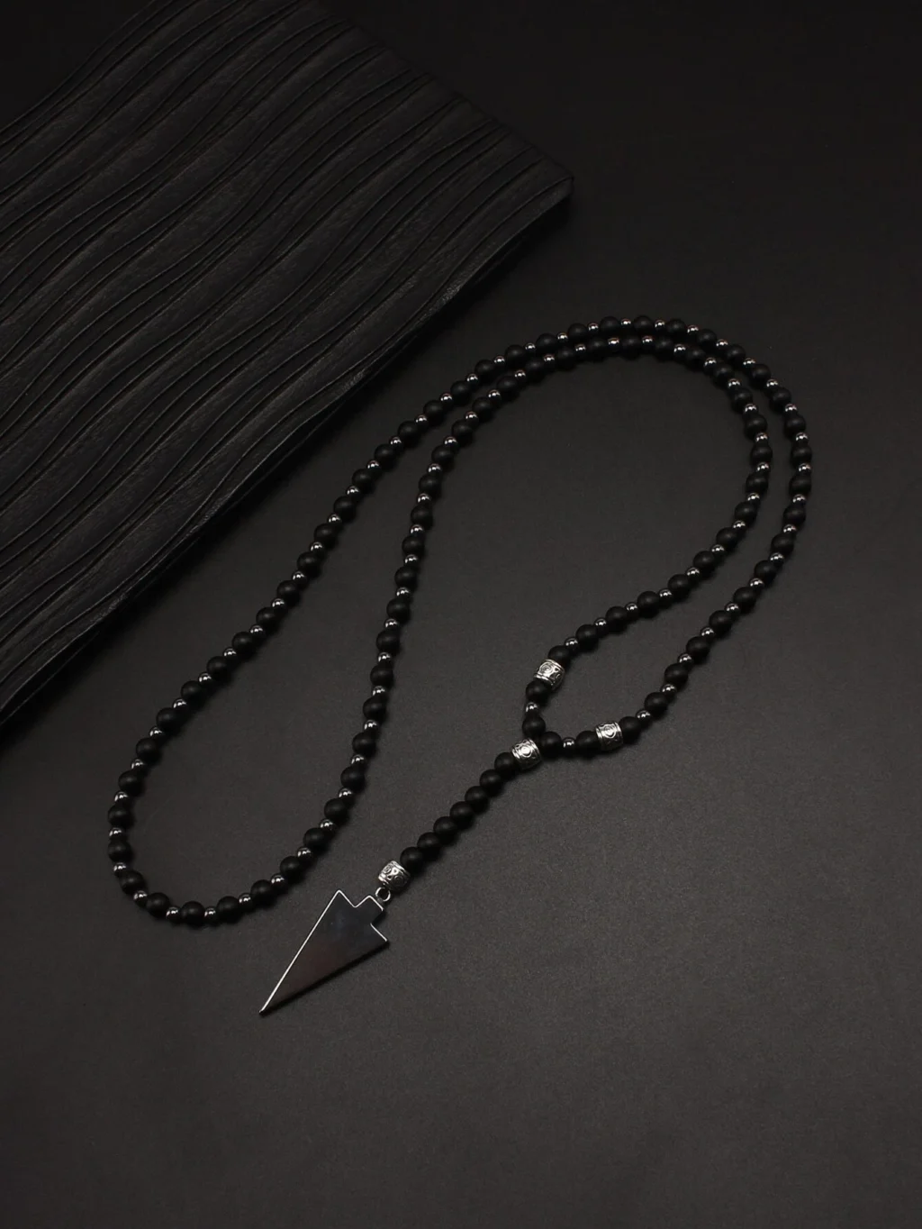 Collier Homme - Flèche & Perles Élégantes 🖤 – Image 2
